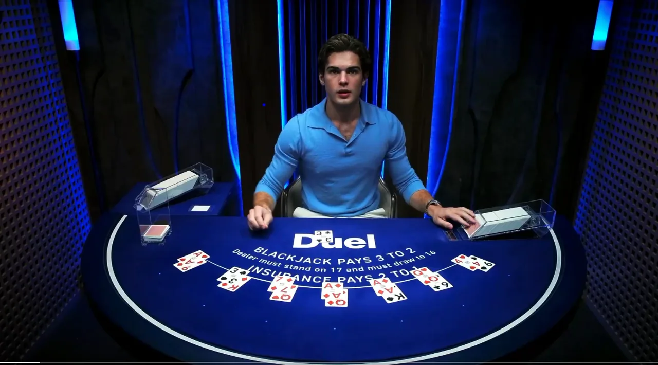 Mesa Duel Blackjack Season 2 com dealer da casa no felt azul